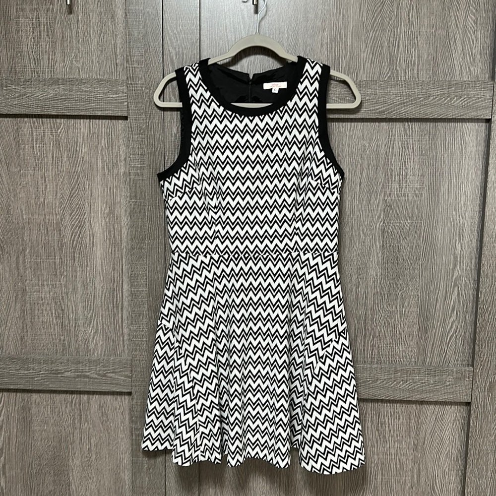 TRINA Trina Turk Chevron Print Sleeveless A-Line Knit Dress. Size L Black White